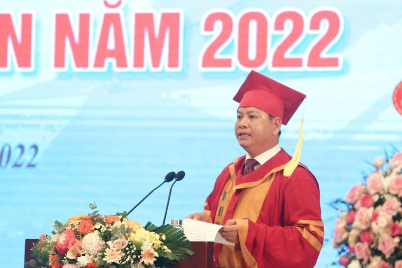 PGS.TS Đinh Văn Châu - Phó Bí thư Đảng ủy, Quyền Hiệu trưởng Trường Đại học Điện lực phát biểu tại buổi lễ.