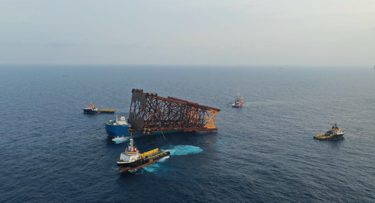 Hạ thủy chân đế giàn khoan trên biển.