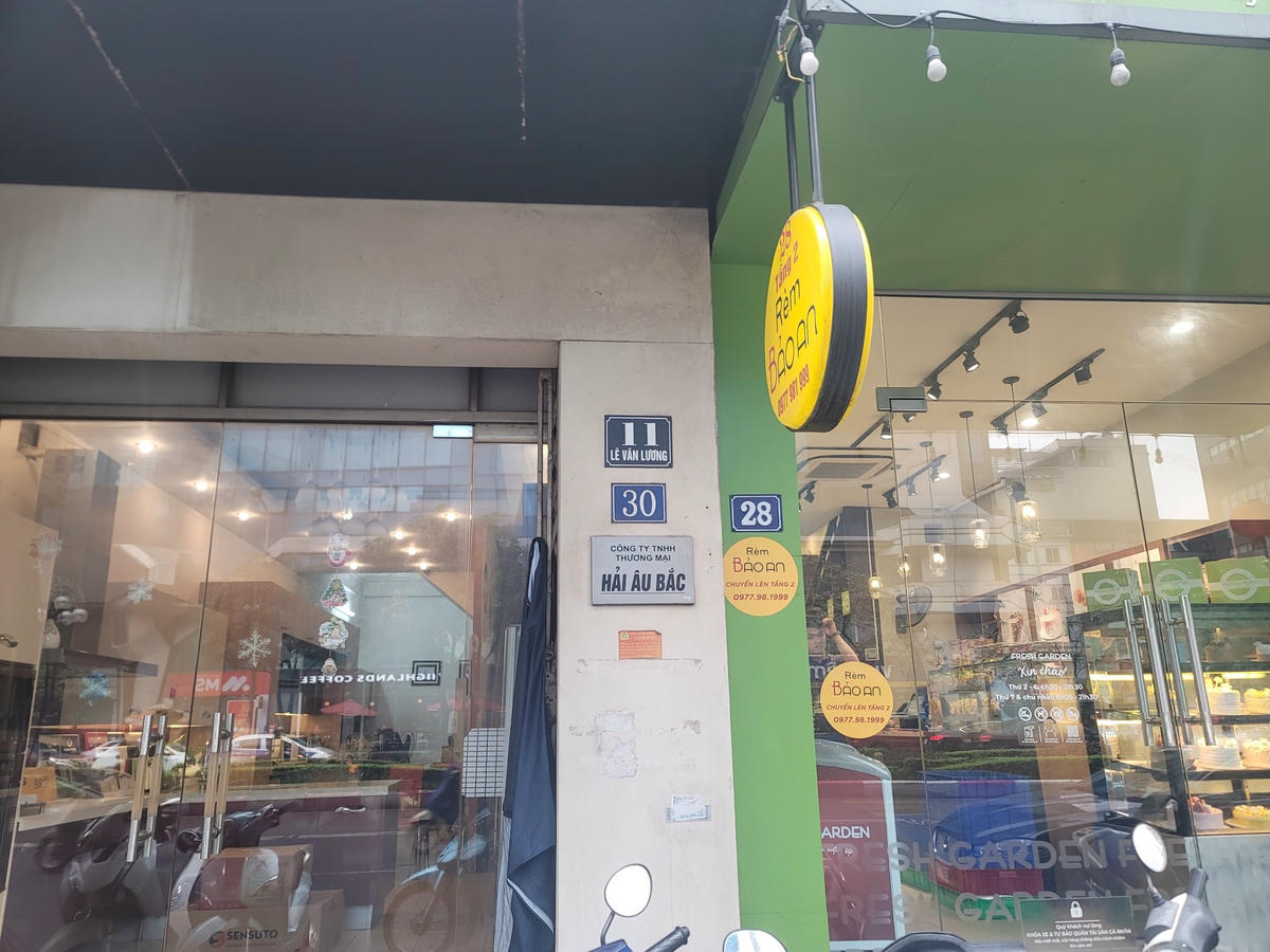 Nhà 2 số (11 và 30) trên phố Lê Văn Lương.