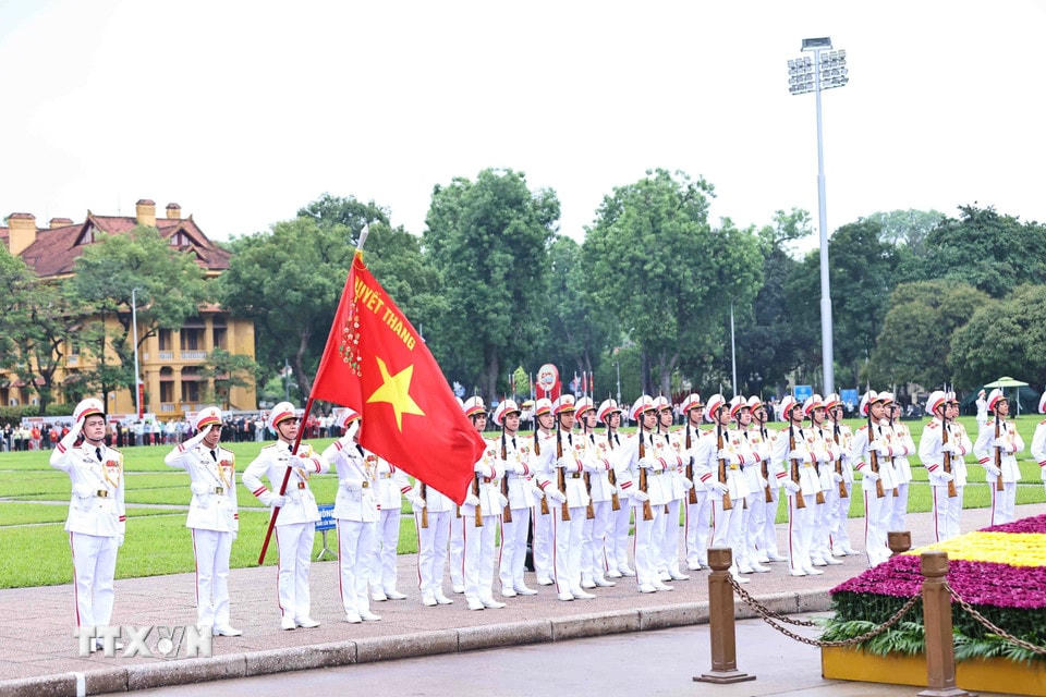 Lễ chào cờ trang trọng do cán bộ, chiến sỹ Bộ Tư lệnh Bảo vệ Lăng Chủ tịch Hồ Chí Minh thực hiện. (Ảnh: Minh Đức/TTXVN)