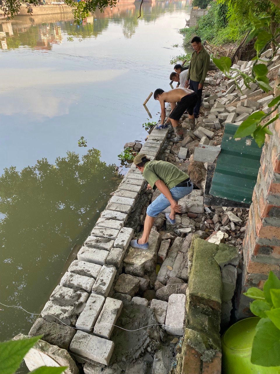 Người dân kè sông để xây nhà