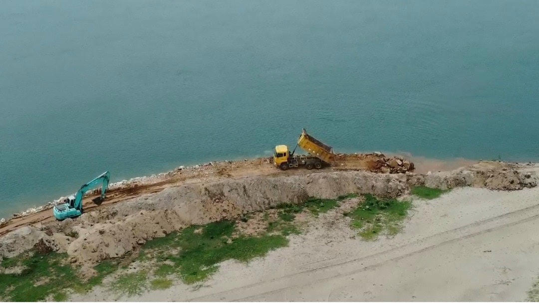 Việc đổ đá kè sông Đà được thực hiện trong một thời gian dài. Ảnh: Ngô Hùng