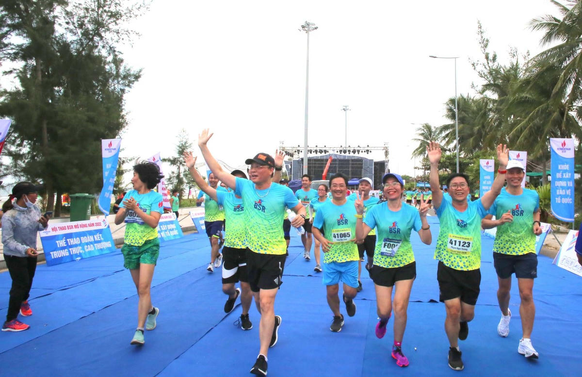 Thành viên HĐTV PVN Bùi Minh Tiến (giữa) tham gia giải chạy bộ BSR.