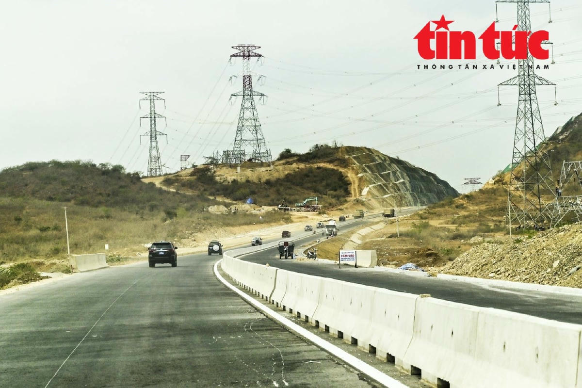 Mặt đường cao tốc Vĩnh Hảo - Phan Thiết đã cơ bản hoàn thành, đáp ứng yêu cầu khai thác. Ảnh: Nguyễn Thanh.