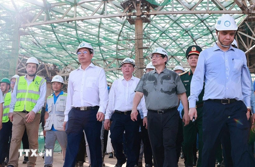Thủ tướng Phạm Minh Chính kiểm tra tiến độ thi công Dự án Cảng hàng không quốc tế Long Thành. (Ảnh: Dương Giang/TTXVN)