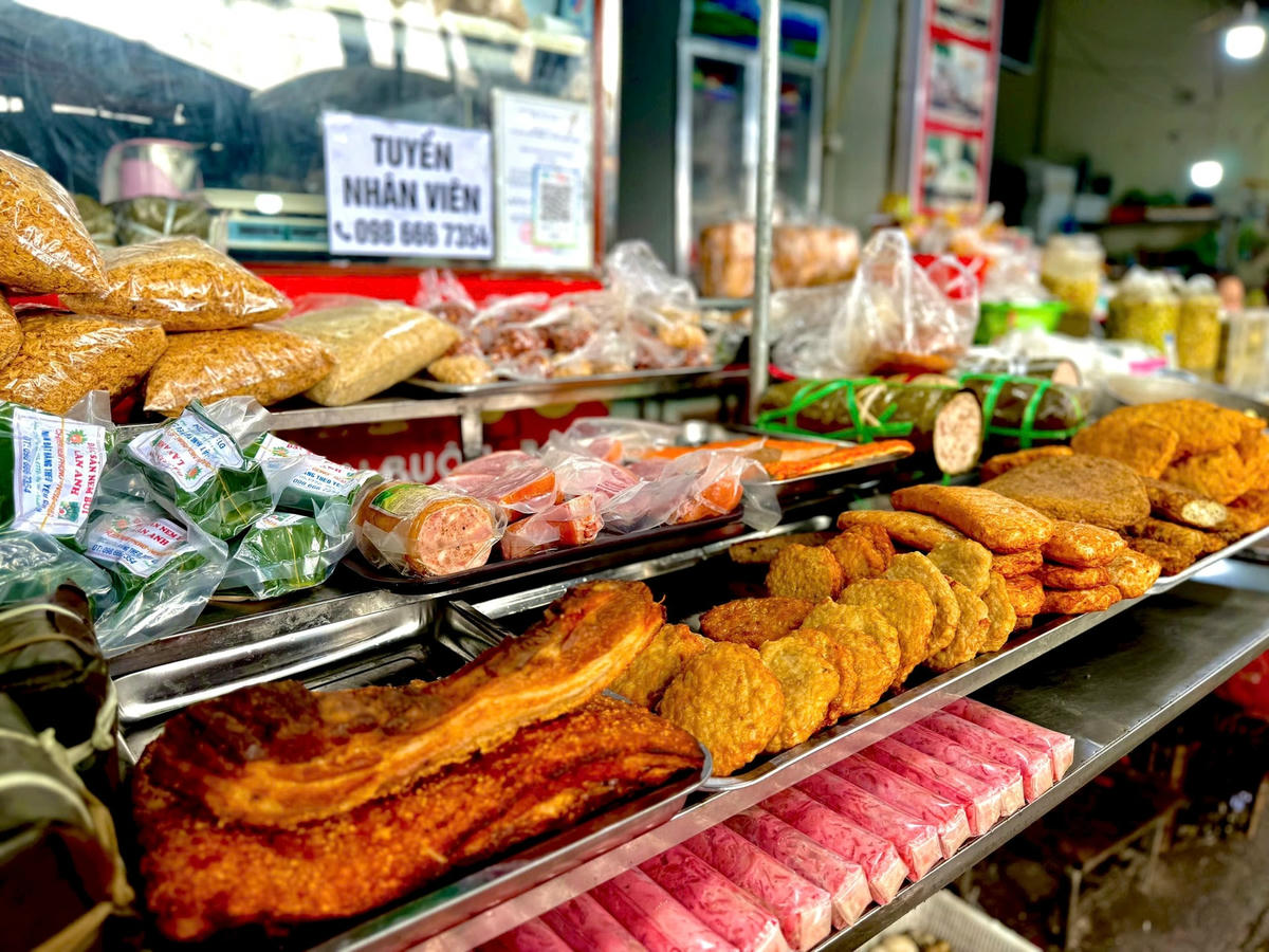 Giá lợn hơi tăng liên tục tạo áp lực lớn lên các mặt hàng thịt nguội, giò, chả... Ảnh: TB