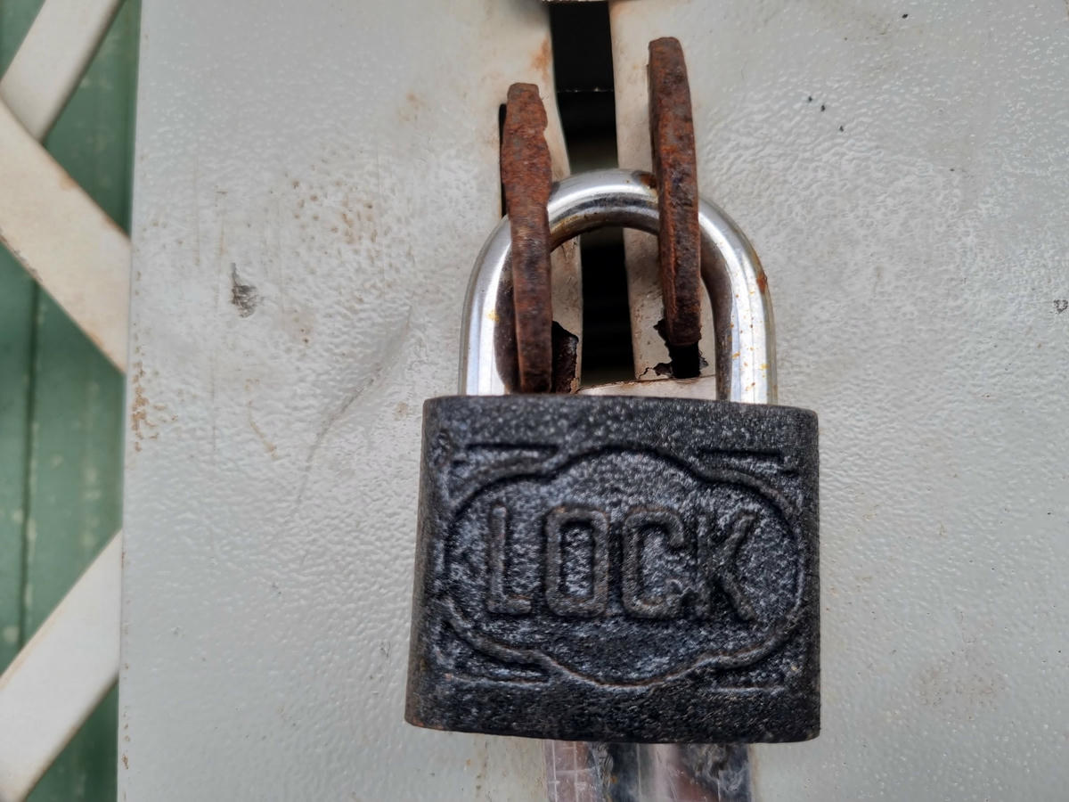 Theo ghi nhận của PV, tại ngôi chợ này, tất cả cửa vào chợ đều đóng kín mít, chân hệ thống cửa sắt bắt đầu hoen gỉ. Hầu hết kính tại ô cửa sổ, cửa phòng của chợ và nhà vệ sinh đều bị vỡ nát.