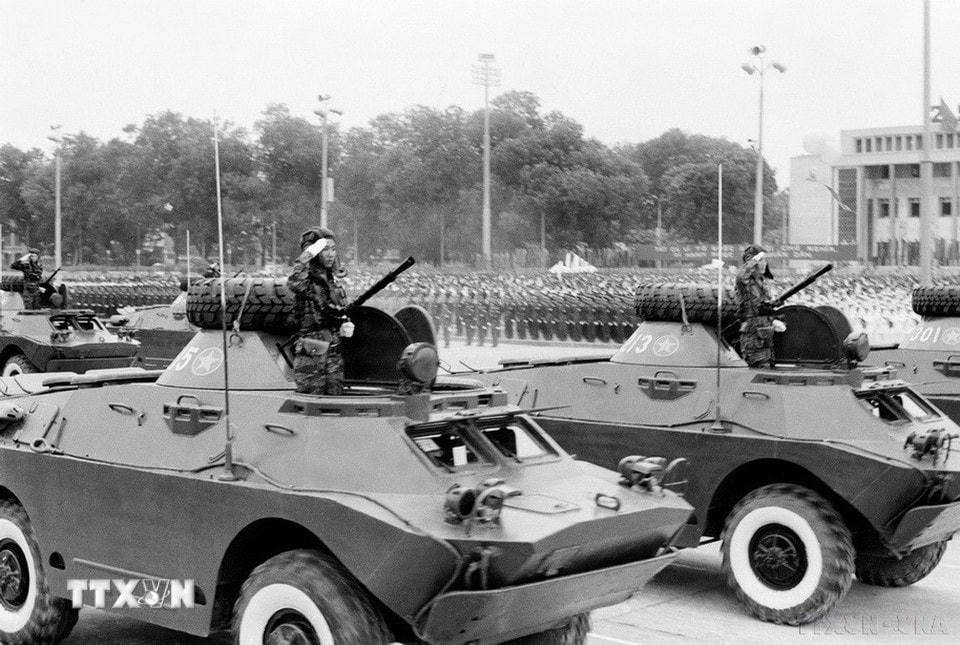 Khối xe bọc thép diễu hành qua lễ đài. (Ảnh: Xuân Lâm/TTXVN)