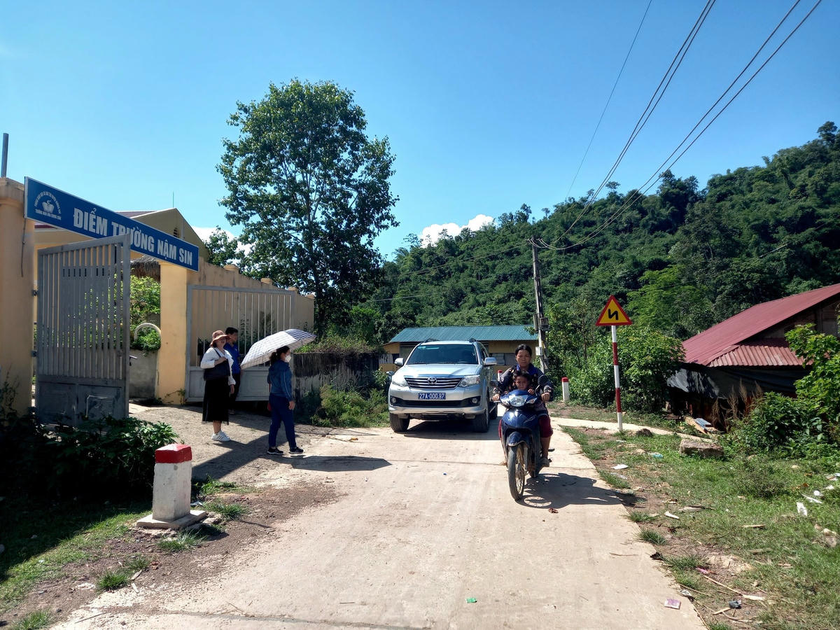 Từ sự đầu tư của Nhà nước, bản Nậm Sin đã có đường bê tông đến tận bản, thuận tiện cho người dân làm ăn, phát triển kinh tế, nâng cao đời sống.