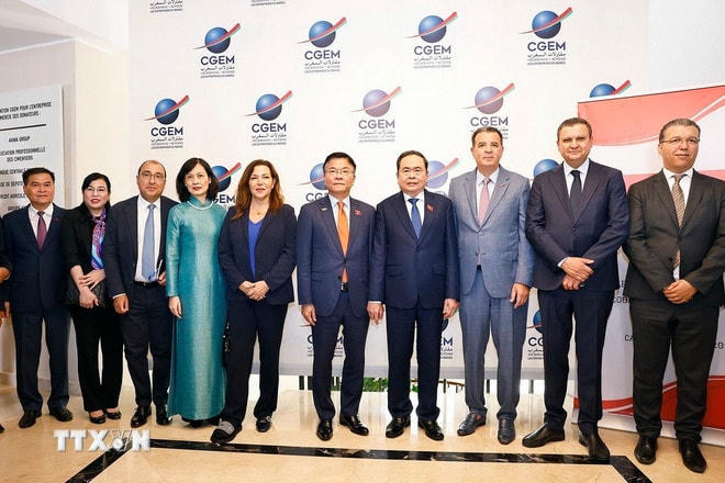 Chủ tịch Quốc hội Trần Thanh Mẫn với đại biểu. (Ảnh: Doãn Tấn/TTXVN) ttxvn-chu-tich-quoc-hoi-du-toa-dam-thuc-day-hop-tac-kinh-te-thuong-mai-va-dau-tu-viet-nam-maroc4.jpg