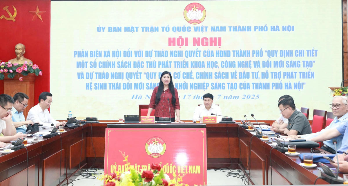 Bà Nguyễn Lan Hương, Chủ tịch Ủy ban MTTQ Việt Nam TP Hà Nội phát biểu tại hội nghị. Ảnh: N. P