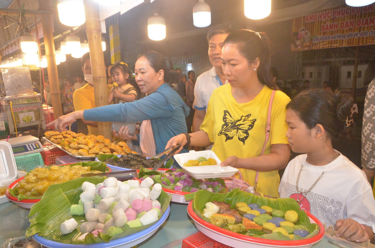 Gian hàng bánh bò, banh chuối, bánh ít trần tại Ngày hội Bánh dân gian Nam bộ. Ảnh: Nguyên Du