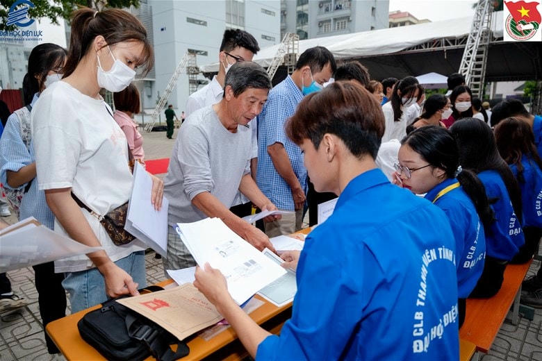 Tuổi trẻ EPU nhiệt tình giúp đỡ và phối hợp đón tân sinh viên nhập học.