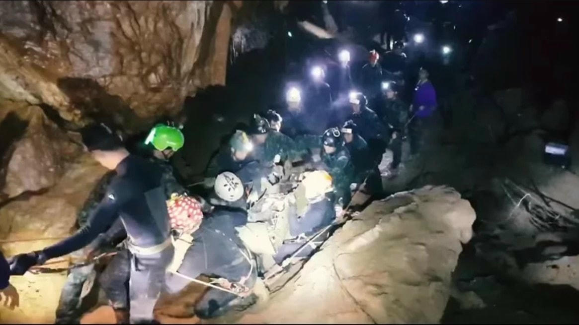 Phi vụ cứu hộ hang Tham Luang. Ảnh: Grunge.