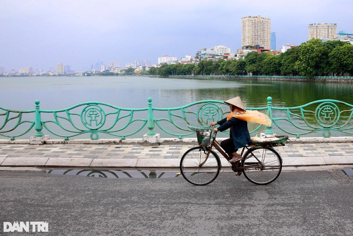 Phố Nhật Chiêu nhìn từ Công viên nước Hồ Tây.