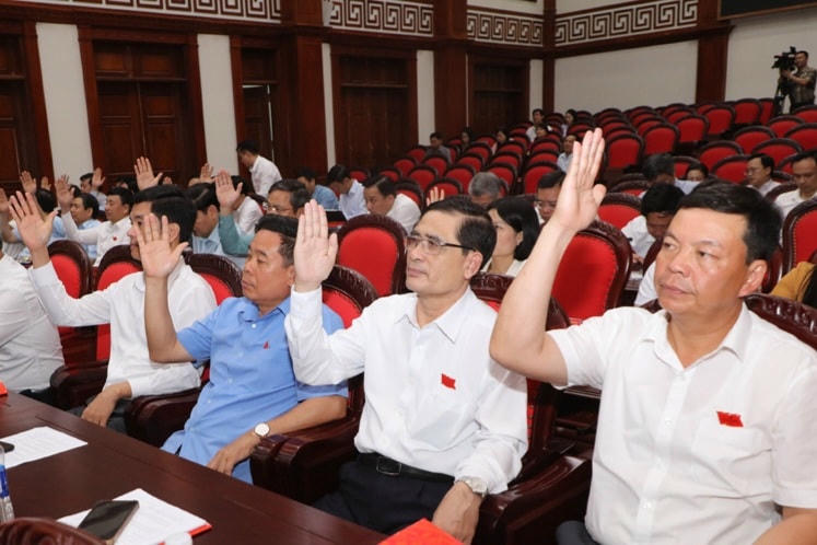 Các đại biểu biểu quyết, thông qua 16 dự thảo nghị quyết. Ảnh: Đức Lam