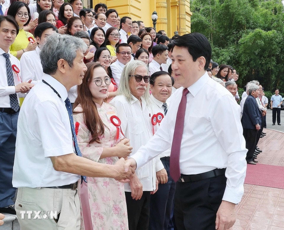 Chủ tịch nước Lương Cường gặp mặt các nhà báo tiêu biểu toàn quốc. (Ảnh: Lâm Khánh/TTXVN)