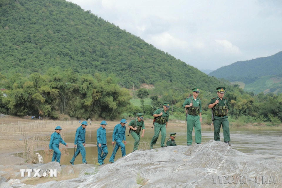Bộ đội biên phòng và dân quân tự vệ xã Chiềng Khương, huyện Sông Mã, tỉnh Sơn La phối hợp tuần tra, bảo vệ biên giới. (Ảnh: Hữu Quyết/TTXVN)
