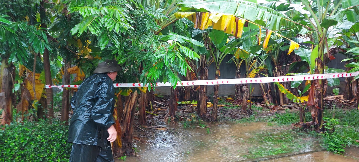 Lực lượng chức năng đã khoanh vùng và đang tiếp tục theo dõi hố sụt lún xuất hiện tại thôn Quật Xá.