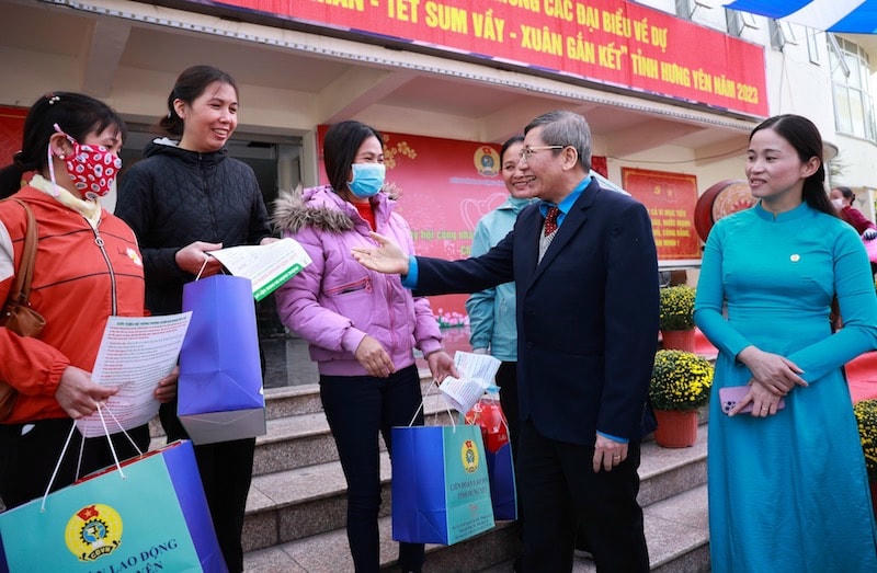 Phó Chủ tịch Thường trực Tổng LĐLĐVN Trần Thanh Hải động viên người lao động tỉnh Hưng Yên nhân dịp Tết Nguyên đán 2023. Ảnh: Hải Nguyễn