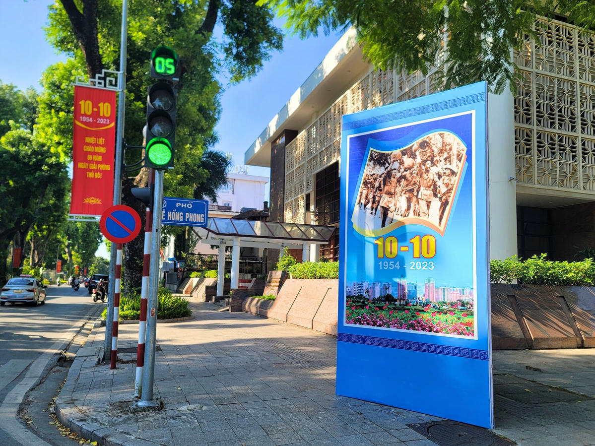 Nhiều pano, áp phích, khẩu hiệu tuyên truyền, cổ động nêu bật ý nghĩa lịch sử, truyền thống cách mạng, lòng yêu nước, tự hào dân tộc, tình yêu với Hà Nội.