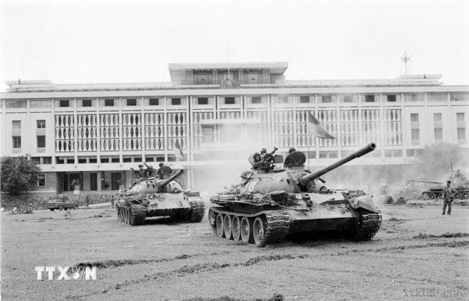 Sáng 30/4/1975, từ khắp mọi hướng, hàng trăm xe tăng, xe thiết giáp cùng bộ binh đồng loạt thẳng tiến Phủ Tổng thống Ngụy quyền Sài Gòn, giải phóng Sài Gòn. (Ảnh: Mai Hưởng/TTXVN) ttxvn-giai-phong-mien-nam-tong-tien-cong-chien-dich-ho-chi-minh-2.jpg