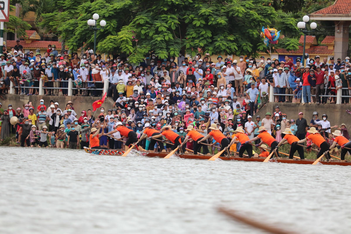 Năm nay, Lễ hội đua, bơi thuyền truyền thống trên sông Kiến Giang có sự tham dự của 24 thuyền bơi nam và 9 thuyền đua nữ với tổng số hơn 1.000 vận động viên đến từ các thôn, xã trên địa bàn.