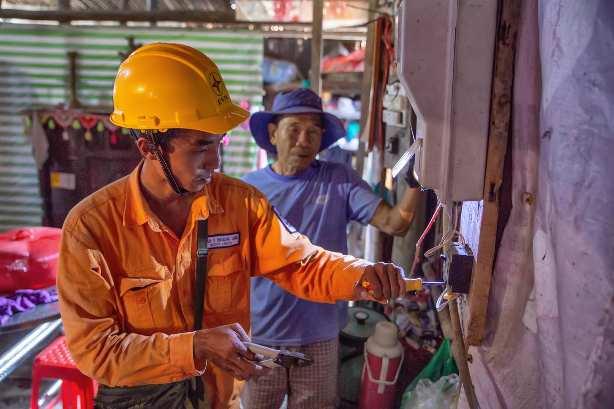 Sửa chữa, thay thế miễn hệ thống điện tại nhà các khách hàng có hoàn cảnh khó khăn