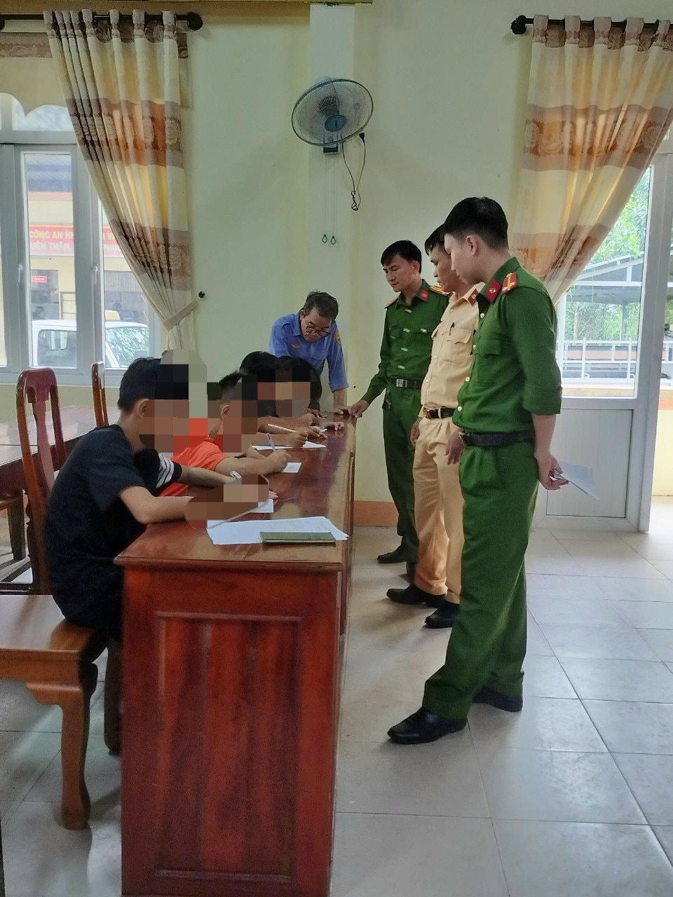 6 em nhỏ đã được yêu cầu viết bản tường trình và cam kết không tái phạm. Ảnh: CSGT.