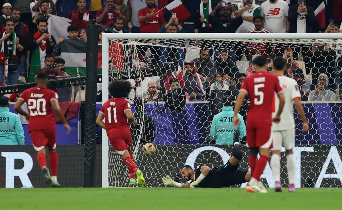 akram afif lap hat-trick kho tin truoc jordan, qatar vo dich asian cup 2023 hinh anh 18