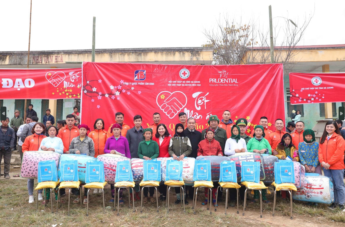 Lãnh đạo công ty Dược phẩm Tâm Bình trao quà Tết cho người dân.