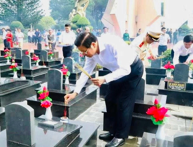 Ông Phan Đình Trạc, Ủy viên Bộ Chính trị, Bí thư Trung ương Đảng, Trưởng Ban Nội chính Trung ương dâng hương tưởng nhớ các Anh hùng, liệt sĩ đã hy sinh vì độc lập tự do của Tổ quốc tại Nghĩa trang Liệt sĩ tỉnh Đắk Lắk.
