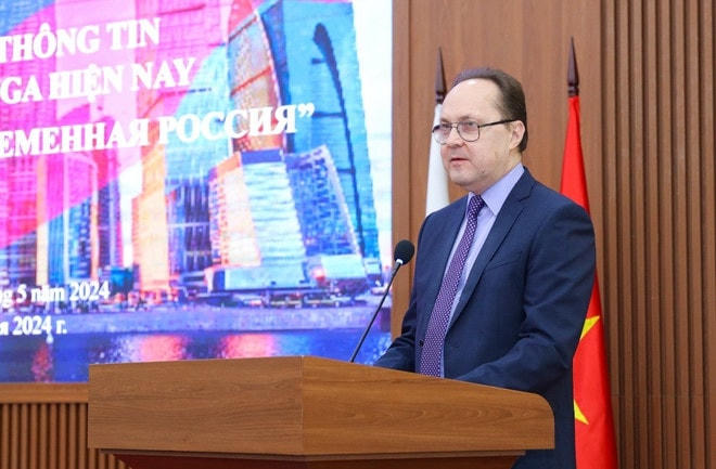 Đại sứ Liên bang Nga tại Việt Nam Gennady Stepanovich Bezdetko tại một buổi chia sẻ thông tin về hợp tác giữa hai nước, hồi tháng Năm năm ngoái. (Ảnh: TTXVN phát) dai-su-nga-748.jpg