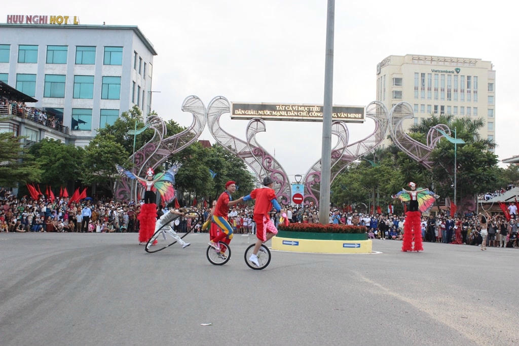 Màn biểu diễn của nhóm xiếc đường phố.