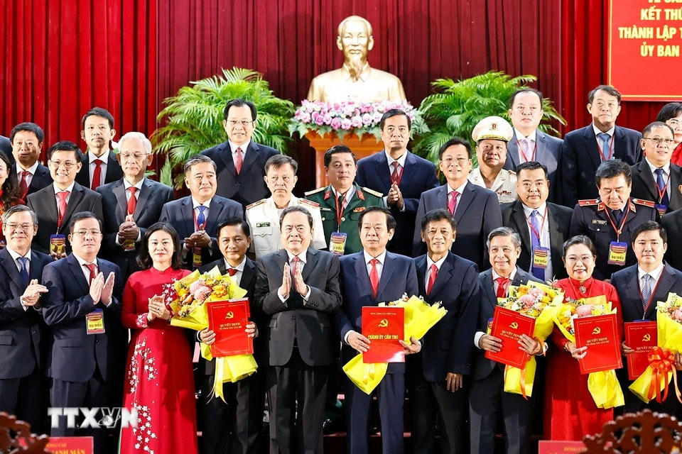 Chủ tịch Quốc hội Trần Thanh Mẫn trao các quyết định của Bộ Chính trị, Ban Bí thư và tặng hoa chúc mừng Ban Chấp hành, Ban Thường vụ, Bí thư, Phó Bí thư Thành ủy Cần Thơ nhiệm kỳ 2020-2025. (Ảnh: Doãn Tấn/TTXVN)