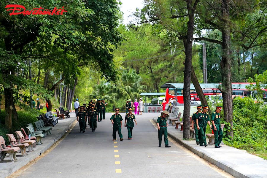 Từng đoàn người về đây dâng hương, dâng hoa viếng các anh hùng liệt sĩ.