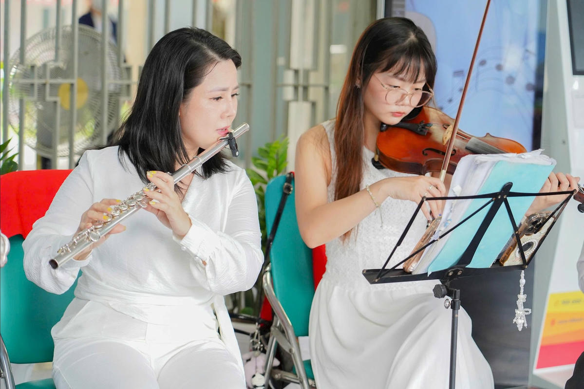 Những bản nhạc quen thuộc như: Lacumparsita, Top of the World, Sài Gòn đẹp lắm, Summertime, Nhịp mưa rơi, Hello Việt Nam, Và tôi cũng yêu em… được thể hiện bằng kèn saxophone, sáo điện tử flute, đàn violon, đàn guitar đưa khán giả đi qua nhiều cung bậc cảm xúc của giai điệu. Ảnh: M.T