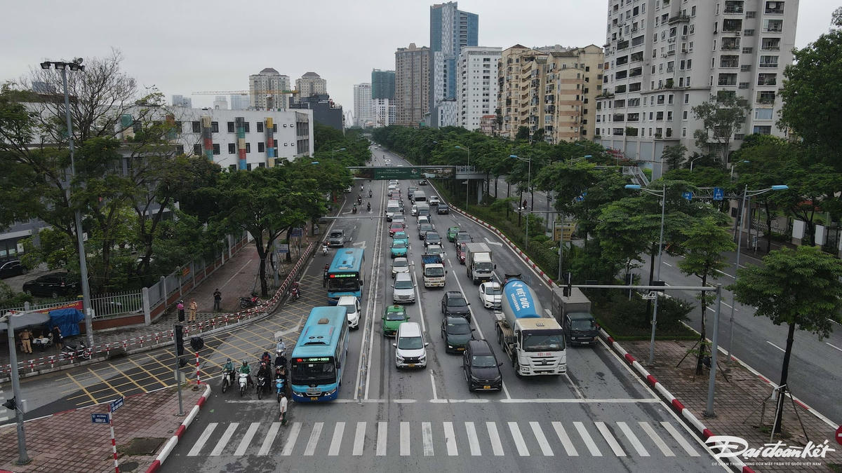 Theo ghi nhận của PV Báo Đại đoàn kết ngày 1/7, trên đường Võ Chí Công, các phương tiện đã bắt đầu làm quen với việc phân làn, giao thông thuận lợi. Ảnh: Lê Khánh.