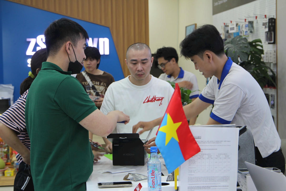 Một của hàng bán máy ảnh và dụng cụ chụp ảnh mở xuyên đêm để phục vụ nhu cầu du khách.