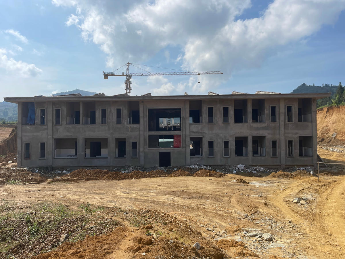 Bệnh viện Đa khoa huyện Bắc Hà với tổng vốn đầu tư gần 200 tỷ đồng đang trong quá trình thi công. Ảnh: Ngô Hùng