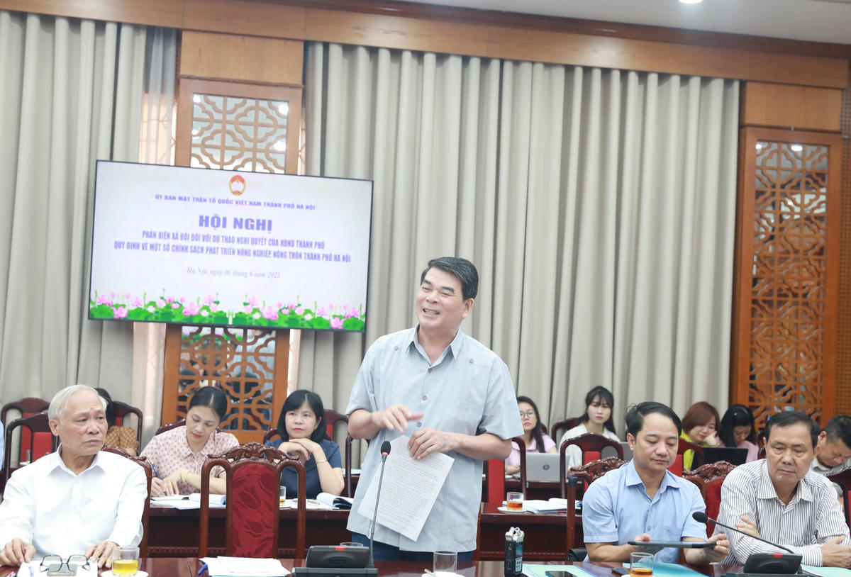 Ông Nguyễn Tiến Dĩnh phát biểu tại hội nghị góp ý.