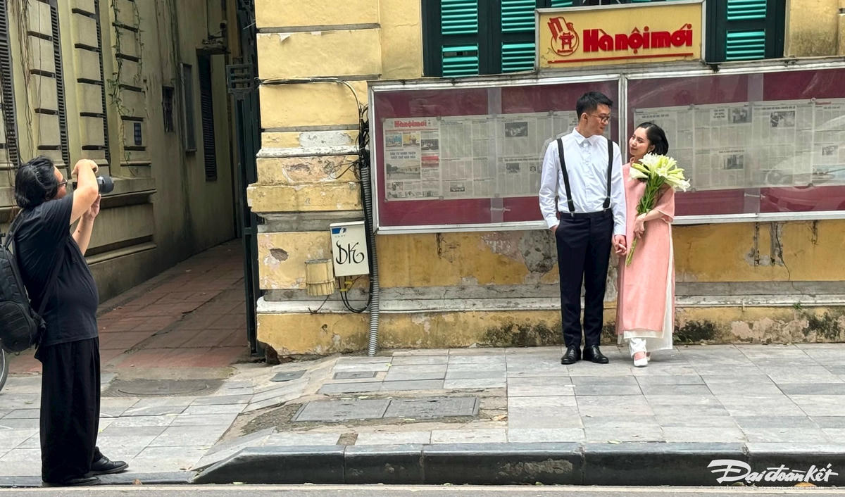 Đôi bạn trẻ check-in với không gian đọc báo rất riêng của Hà Nội.