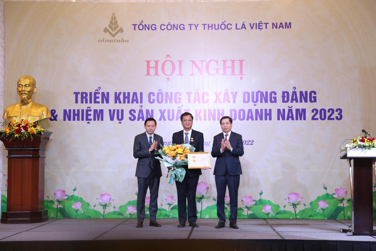 Ông Nguyễn Long Hải – Bí thư Đảng ủy Khối Doanh nghiệp Trung ương trao Kỷ niệm chương Vì sự nghiệp dân vận của Ban Dân vận Trung ương cho Ông Nguyễn Duy Khánh – Thành viên Hội đồng Thành viên Vinataba.