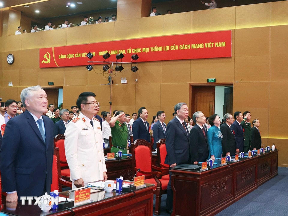 Tổng Bí thư Tô Lâm và các đại biểu thực hiện nghi lễ chào cờ. (Ảnh: Thống Nhất/TTXVN)