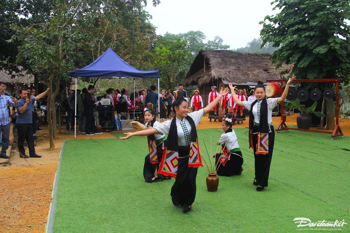 Những điệu múa độc đáo của các cô gái trong lễ hội. Ảnh: Phạm Sỹ.