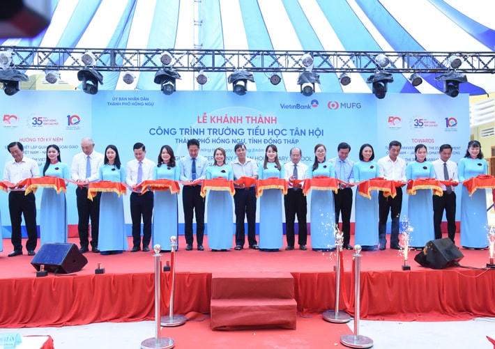 Nghi thức cắt băng khánh thành Trường Tiểu học Tân Hội.