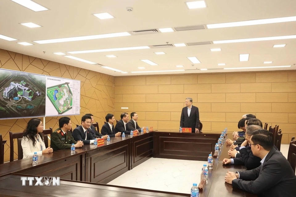 Tổng Bí thư Tô Lâm nói chuyện với Ban Giám đốc Bệnh viện Đa khoa tỉnh Nam Định. (Ảnh: Thống Nhất/TTXVN)