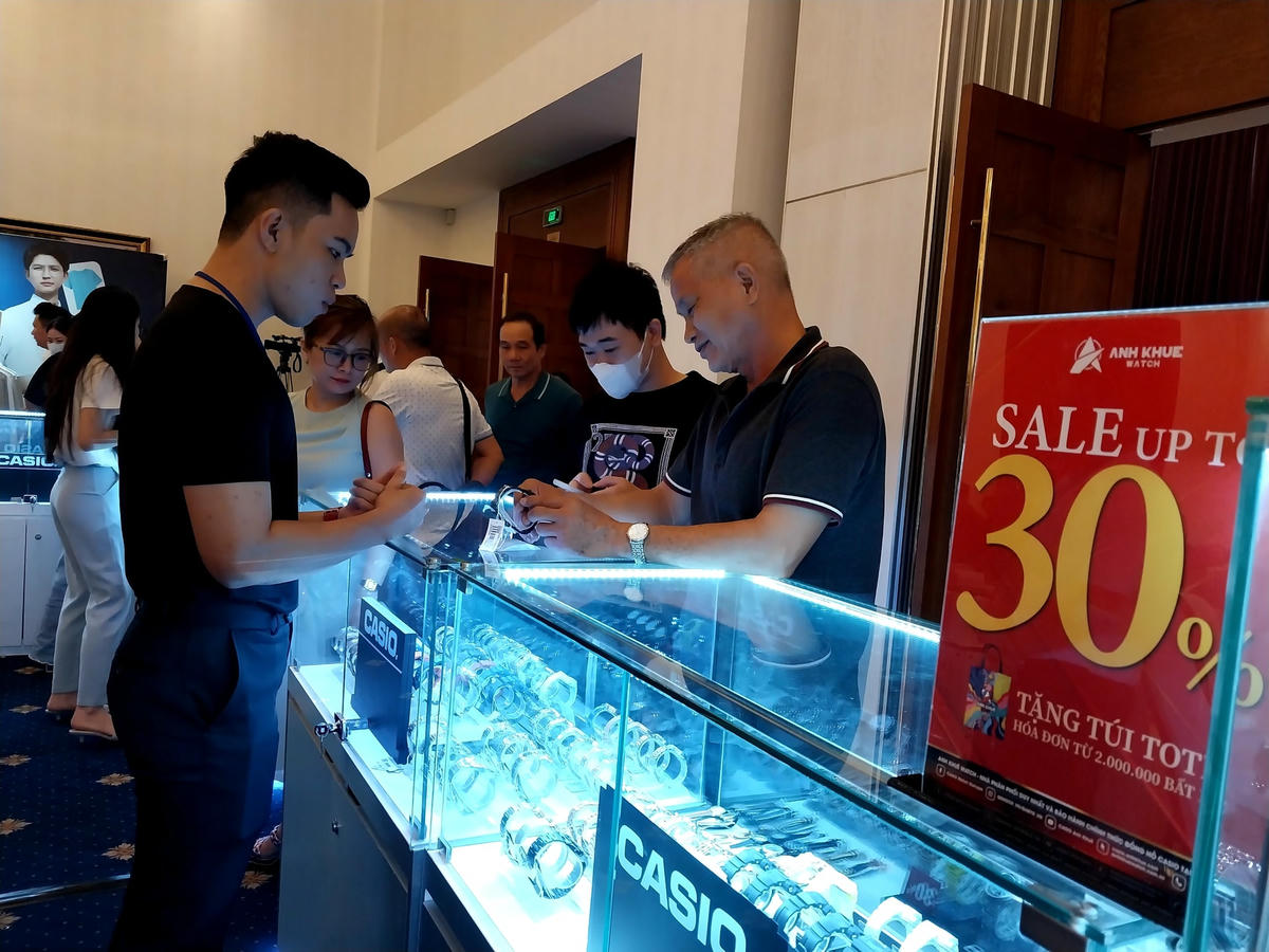 Nhiều khách hàng nam cũng đến từ sớm để mua sắm.