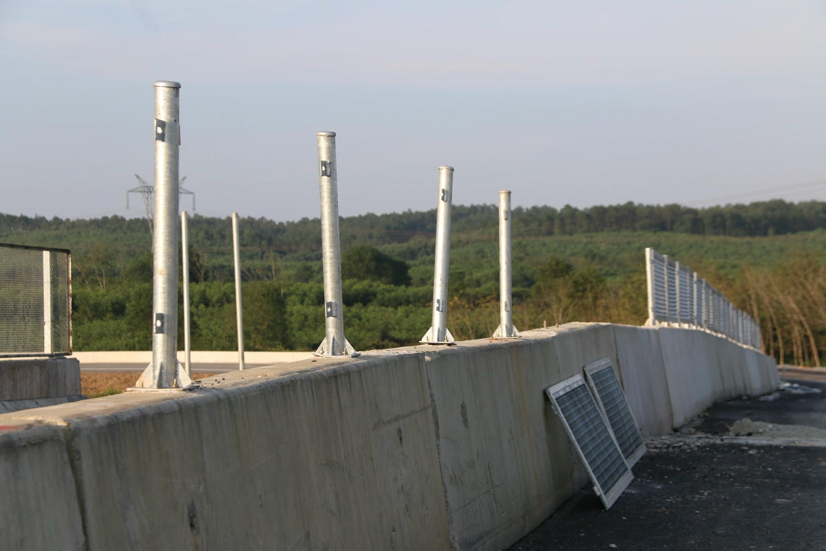 Cầu vượt dân sinh tại lối ra này vẫn đang được hoàn thiện.