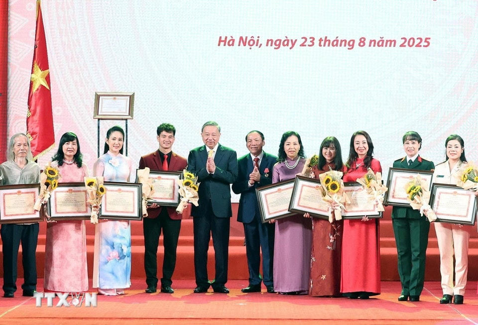Tổng Bí thư Tô Lâm tặng hoa, Bộ trưởng Bộ Văn hóa Thể thao và Du lịch Nguyễn Văn Hùng tặng Bằng khen cho các cá nhân có thành tích xuất sắc. (Ảnh: Thống Nhất/TTXVN)